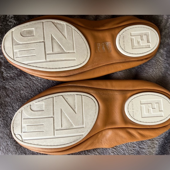 Fendi Ballet Bow Flats Beige/White Shoes
Size 8 - Picture 4 of 9